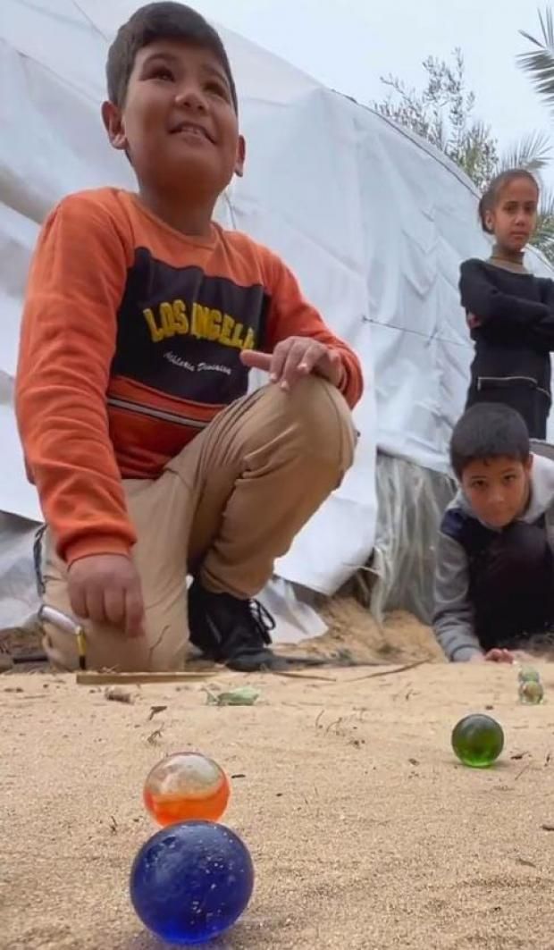 أطفال غزة يلعبون تحت القصف وبين الركام.. «نحب الحياة إذا ما استطعنا إليها سبيلا»