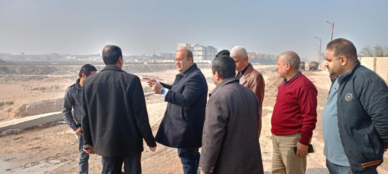 نائب محافظ الجيزة يتفقد أعمال رفع كفاءة مخرات السيول بالصف.. صور
