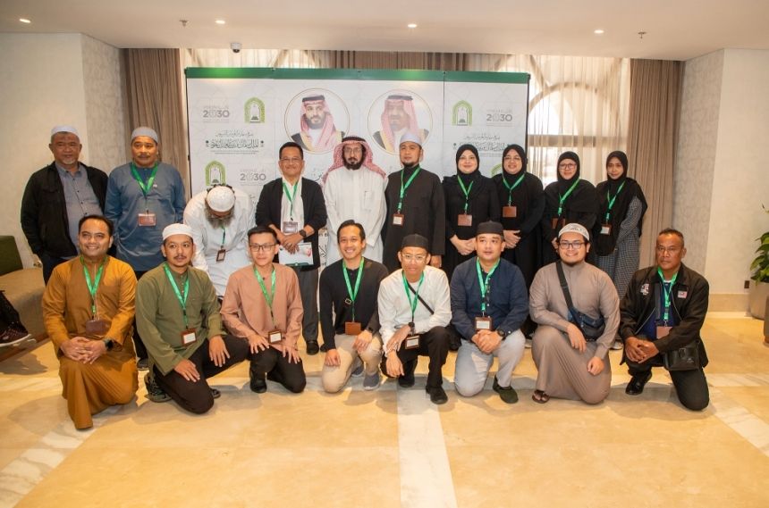 صور.. الدفعة الأولى من ضيوف خادم الحرمين لبرنامج العمرة تصل للمدينة المنورة