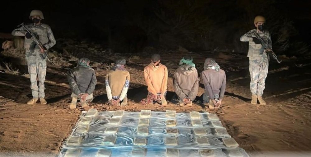 عسير.. القبض على 5 مخالفين لتهريبهم 32 كيلوجرامًا من الحشيش