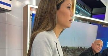 شاهد.. ماذا تضع مذيعة إسرائيلية على خصرها داخل الاستديو؟