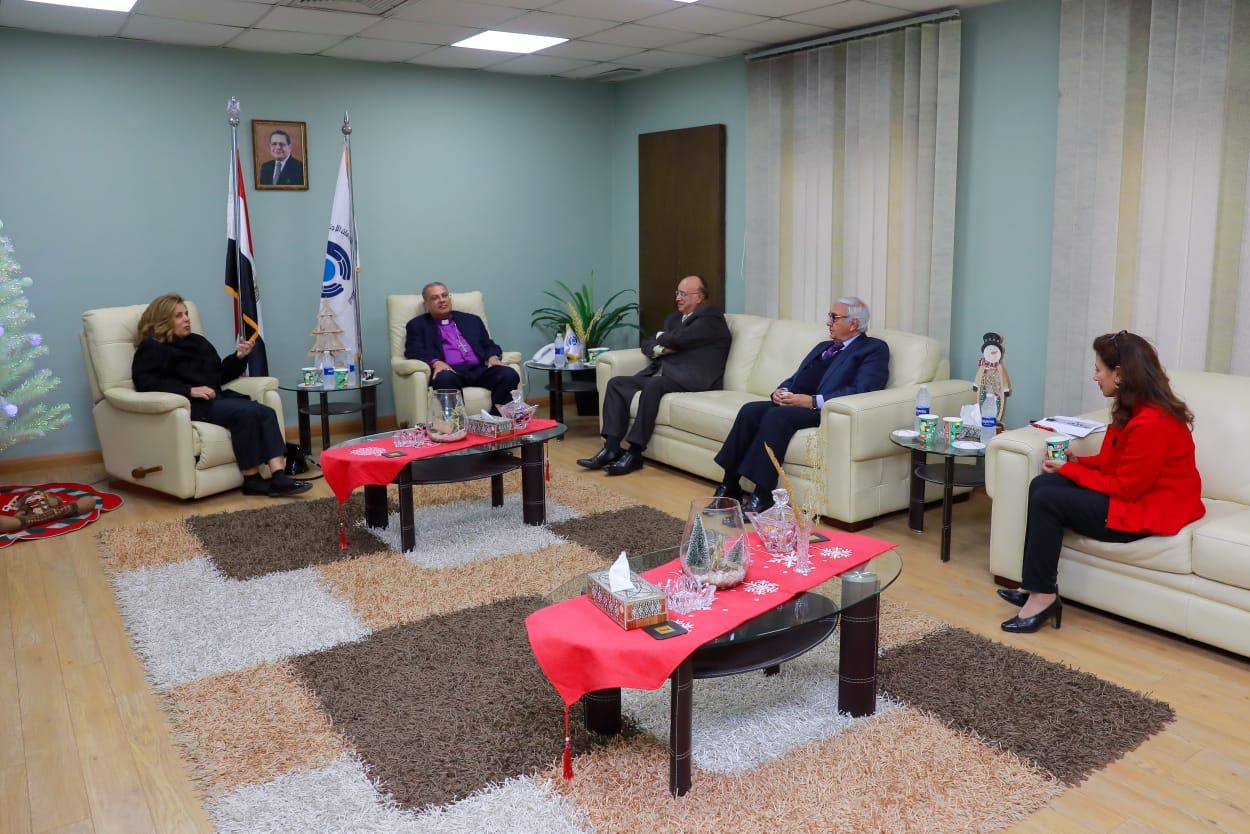 رئيس الطائفة الإنجيلية يستقبل السفيرة مشيرة خطاب رئيس المجلس القومى لحقوق الإنسان