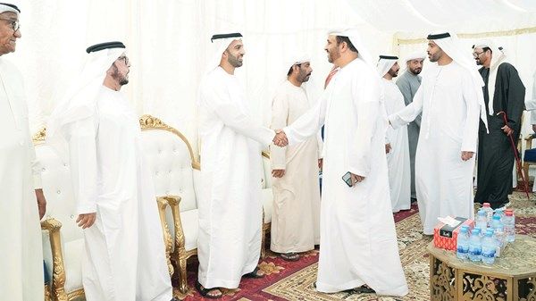 ولي عهد رأس الخيمة يعزي في وفاة أرملة سعيد البخيتي