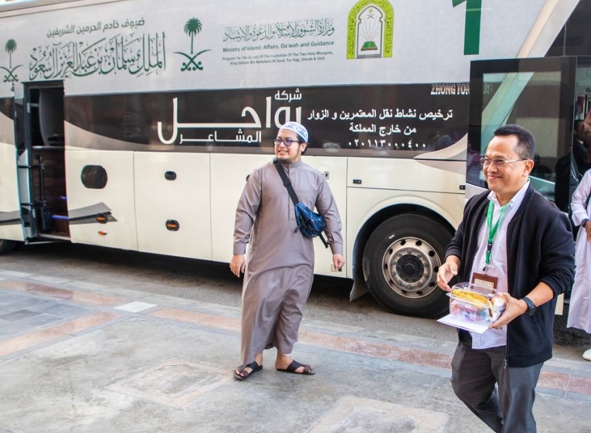 صور.. الدفعة الأولى من ضيوف خادم الحرمين لبرنامج العمرة تصل للمدينة المنورة