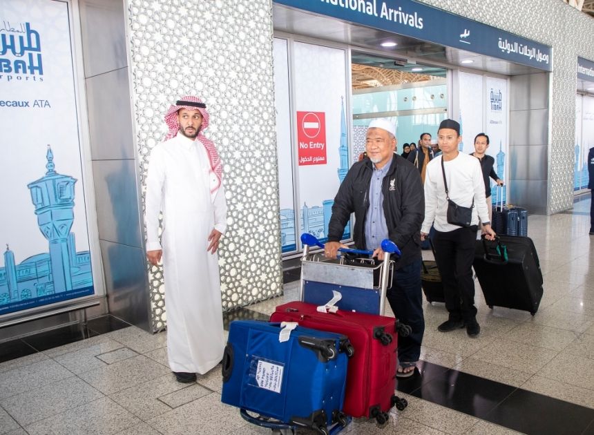 صور.. الدفعة الأولى من ضيوف خادم الحرمين لبرنامج العمرة تصل للمدينة المنورة