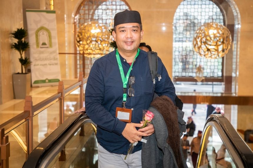 صور.. الدفعة الأولى من ضيوف خادم الحرمين لبرنامج العمرة تصل للمدينة المنورة