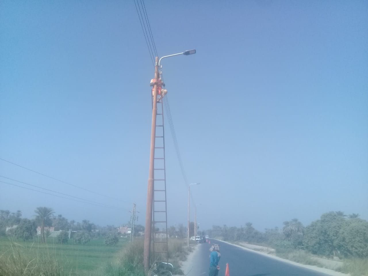 حياة كريمة بالأقصر.. دعم كبير للقرى بشبكات كهرباء وتغيير المحولات (صور)