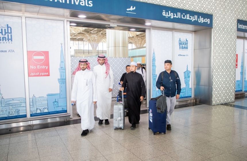 صور.. الدفعة الأولى من ضيوف خادم الحرمين لبرنامج العمرة تصل للمدينة المنورة