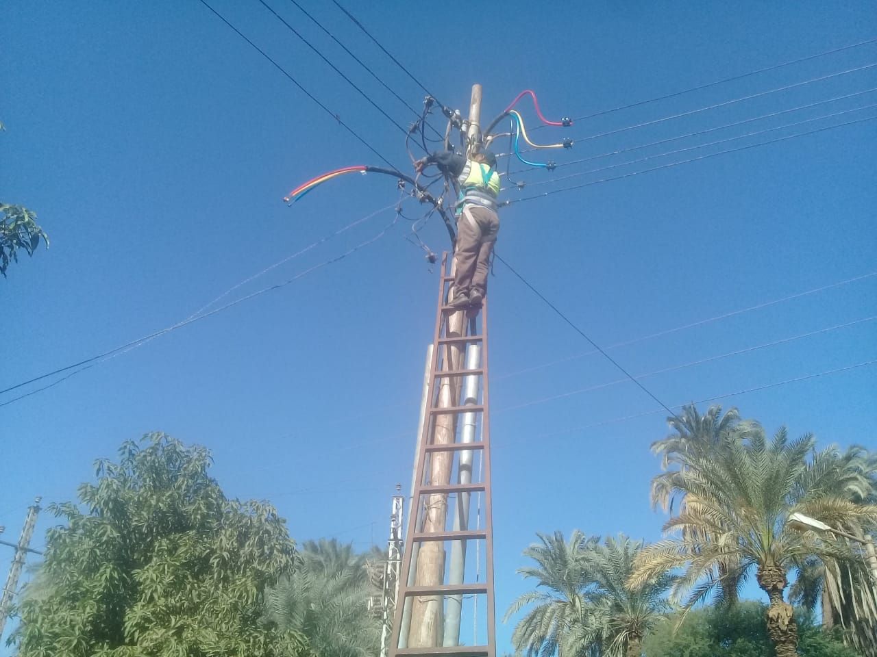 حياة كريمة بالأقصر.. دعم كبير للقرى بشبكات كهرباء وتغيير المحولات (صور)