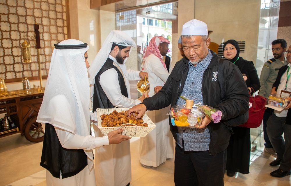 صور.. الدفعة الأولى من ضيوف خادم الحرمين لبرنامج العمرة تصل للمدينة المنورة