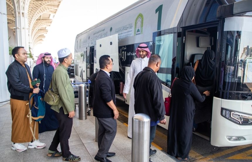 صور.. الدفعة الأولى من ضيوف خادم الحرمين لبرنامج العمرة تصل للمدينة المنورة