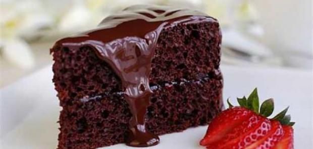 طريقة عمل كيكة الشوكولاتة بالكريمة في 5 خطوات.. طعمها زي الجاهزة