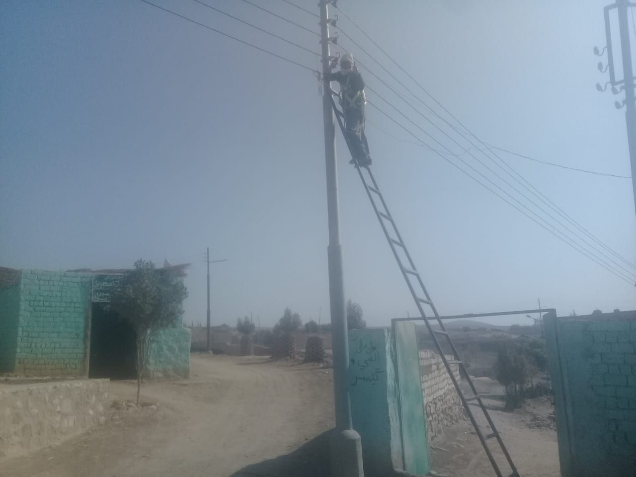 حياة كريمة بالأقصر.. دعم كبير للقرى بشبكات كهرباء وتغيير المحولات (صور)