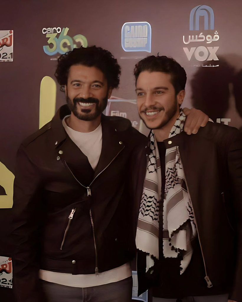 بالصور – خالد النبوي يدعم نجله في أولى بطولاته السينمائية