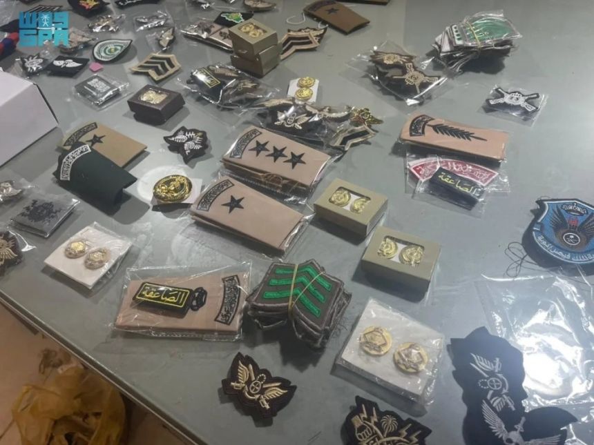 صور.. ضبط 4000 رتبة وشعار عسكري ومصادرة 50 بدلة مخالفة بالرياض
