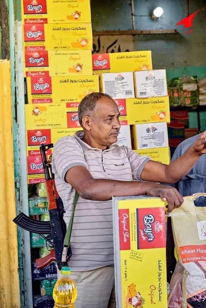 شاهد بالصور.. تجار الخضار وأصحاب المحلات وبائعو “الطعمية” بسوق شندي يحملون السلاح أثناء مباشرتهم لعملهم تحسباً لأي هجوم من “الدعامة”