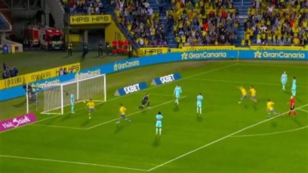 لاس بالماس يفاجئ برشلونة بهدف مبكر