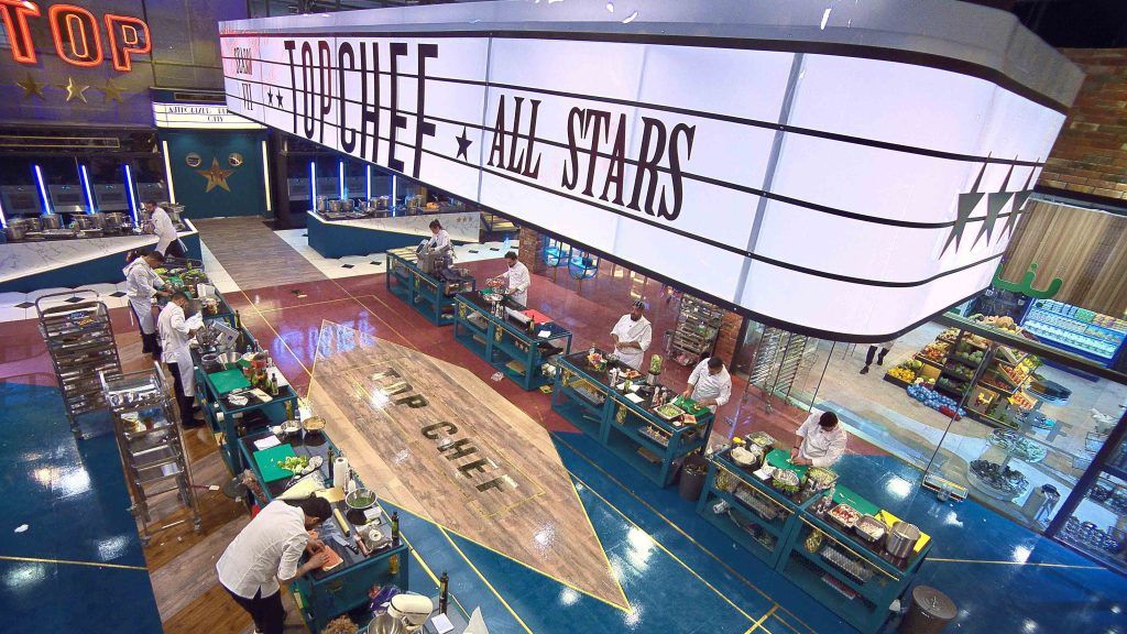 منافسة حامية بين مشتركي TOP CHEF- All Stars.. من خسر في تحدّي المأكولات الجاهزة؟