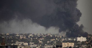 غارة إسرائيلية تستهدف مخيم البريج بالتزامن مع إطلاق قنابل فسفورية