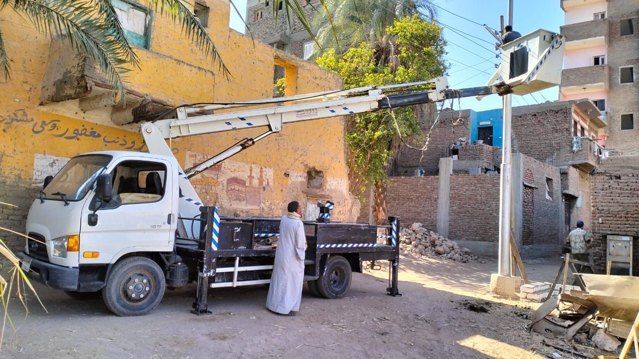 حياة كريمة بالأقصر.. دعم كبير للقرى بشبكات كهرباء وتغيير المحولات (صور)