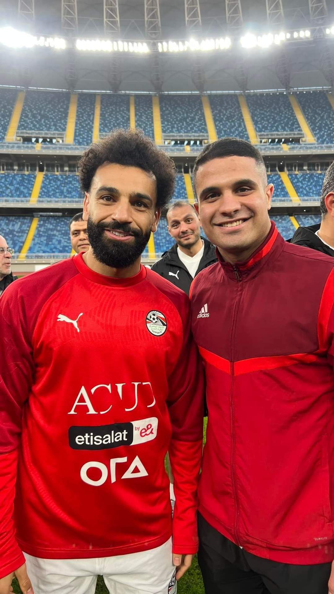 أبطال الألعاب الأخرى يلتقطون "سيلفى" مع محمد صلاح فى مران المنتخب .. صور