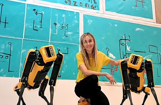تكنولوجيا: كلاب روبوتية ترسم لوحات تجريدية تباع بـ40 ألف دولار.. صور