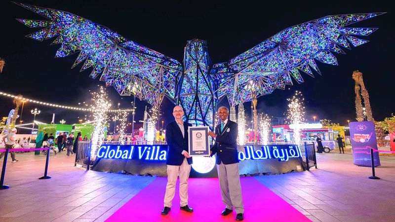 الامارات | الصقر المعدني الأكبر في العالم يهبط في «القرية العالمية»