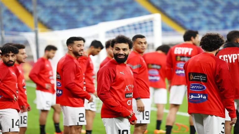 "نيولوك أجراه في دبي".. ظهور نادر لمحمد صلاح مع منتخب مصر