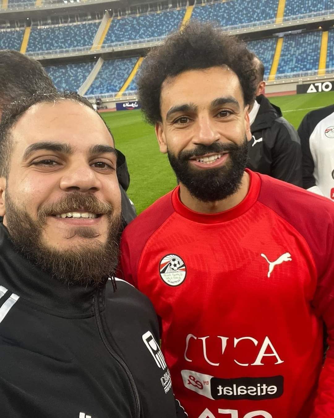 أبطال الألعاب الأخرى يلتقطون "سيلفى" مع محمد صلاح فى مران المنتخب .. صور