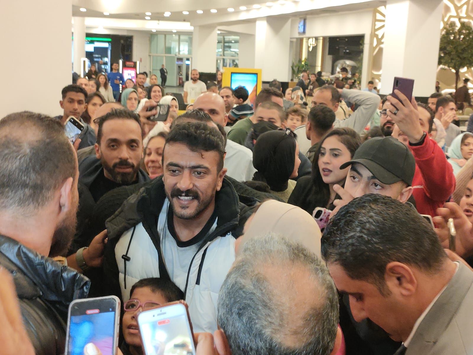 أحمد العوضى يحضر عرض الإسكندرانى بالإسكندرية وسط زحام من الجمهور