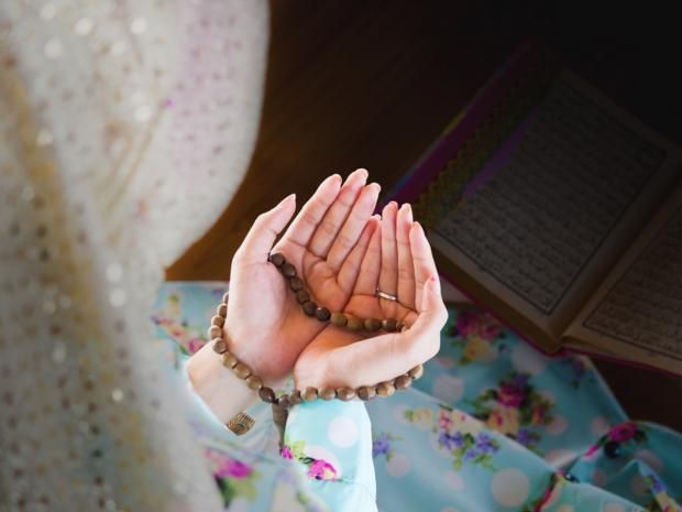 «سرها عجيب».. 3 آيات قرآنية لهداية الأبناء