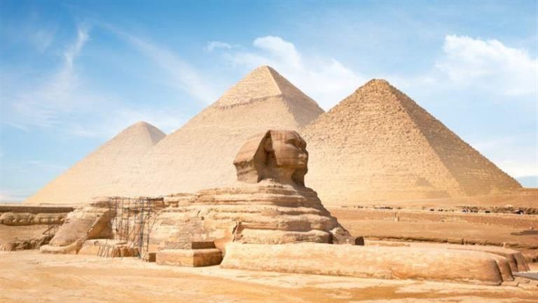 إصابة سائحة صينية سقطت من أعلى حجر بالأهرامات