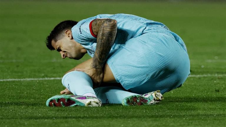 برشلونة يعلن إصابة كانسيلو في الركبة وغيابه عن الفريق