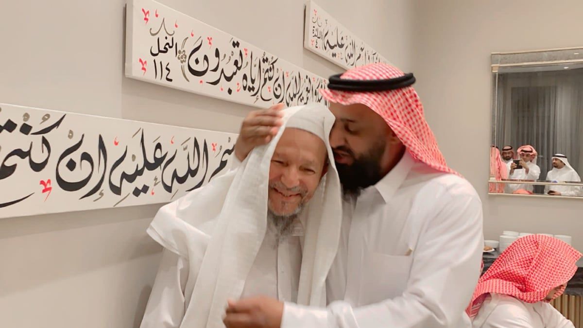 "طالب سابق" يلتقي معلمه في جدة بعد 32 عامًا من الانقطاع