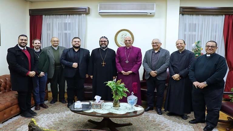 رئيس الأساقفة بـ"الأسقفية" يستقبل كاهن الكنيسة السريانية للتهنئة بالعيد