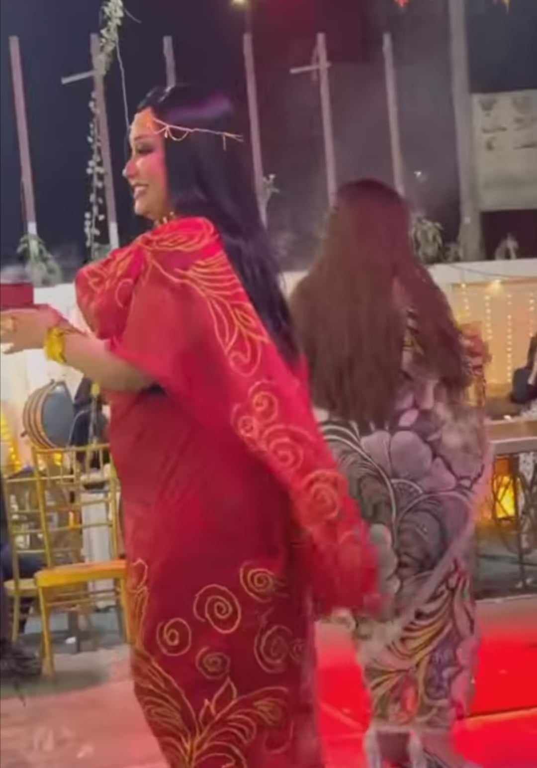 شاهد بالصورة والفيديو.. حسناوات سودانيات يستعرضن جمالهن خلال حفل خارج السودان بفواصل من الرقص المثير