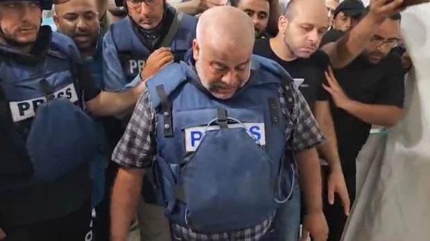 «بابا راح عالجنة».. ماذا أعطى وائل الدحدوح لطفلة استشهد والديها بقطاع غزة؟