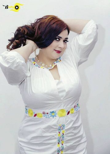 شاهد بالفيديو.. الفنانة السودانية مونيكا روبرت تطلق أغنية جديدة تذرف من خلالها الدموع: (ليه دمروك يا عزة يا الديمة فيك العزة)