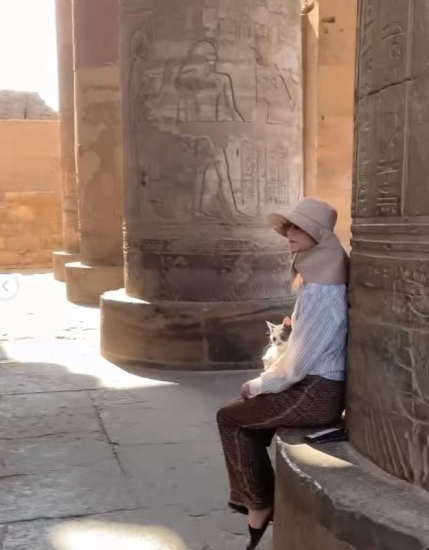 أنيا تايلور جوي تٌوثق زيارتها إلى مصر.. تلعب مع القطط وتسبح في النيل (صور وفيديو)