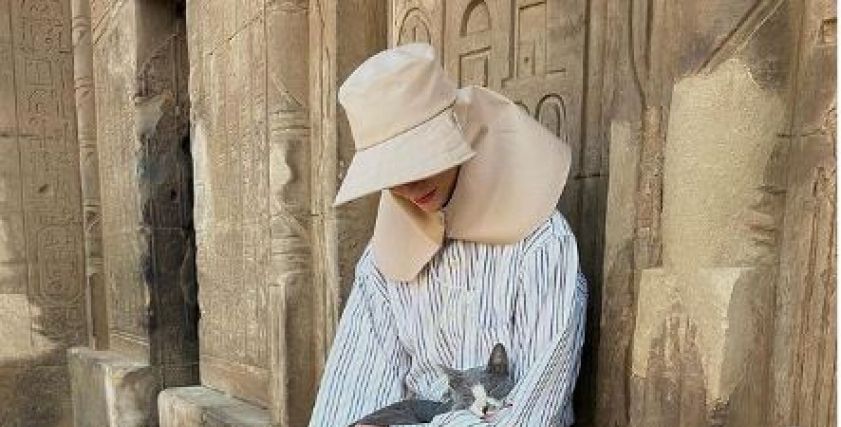 أنيا تايلور جوي تٌوثق زيارتها إلى مصر.. تلعب مع القطط وتسبح في النيل (صور وفيديو)