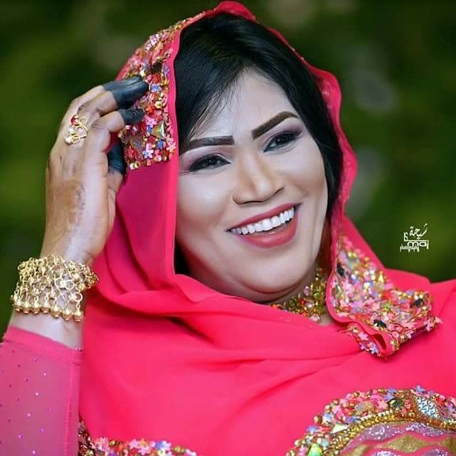 شاهد.. الفنانة إنصاف مدني تطلق نصيحة العام 2024: (مافي غني يعرس غنية ولازم الأولاد يقعوا البنات المرطبات ديل والبنات يحبن الأولاد المساكين عشان الحال يمشي)