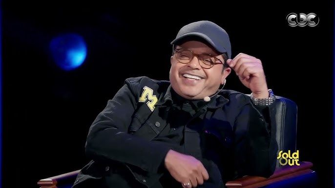 شاهد بالفيديو.. طالب سوداني يدعو الممثل المصري محمد هنيدي لمشاهدة فيلم “وداعاً جواليا” ويوجه له سؤال غريب: (لو كنت ممثلة ست تختار تكون مين من ممثلات الصف الأول؟) وهنيدي يرد عليه: (عيب عليك يا زول)