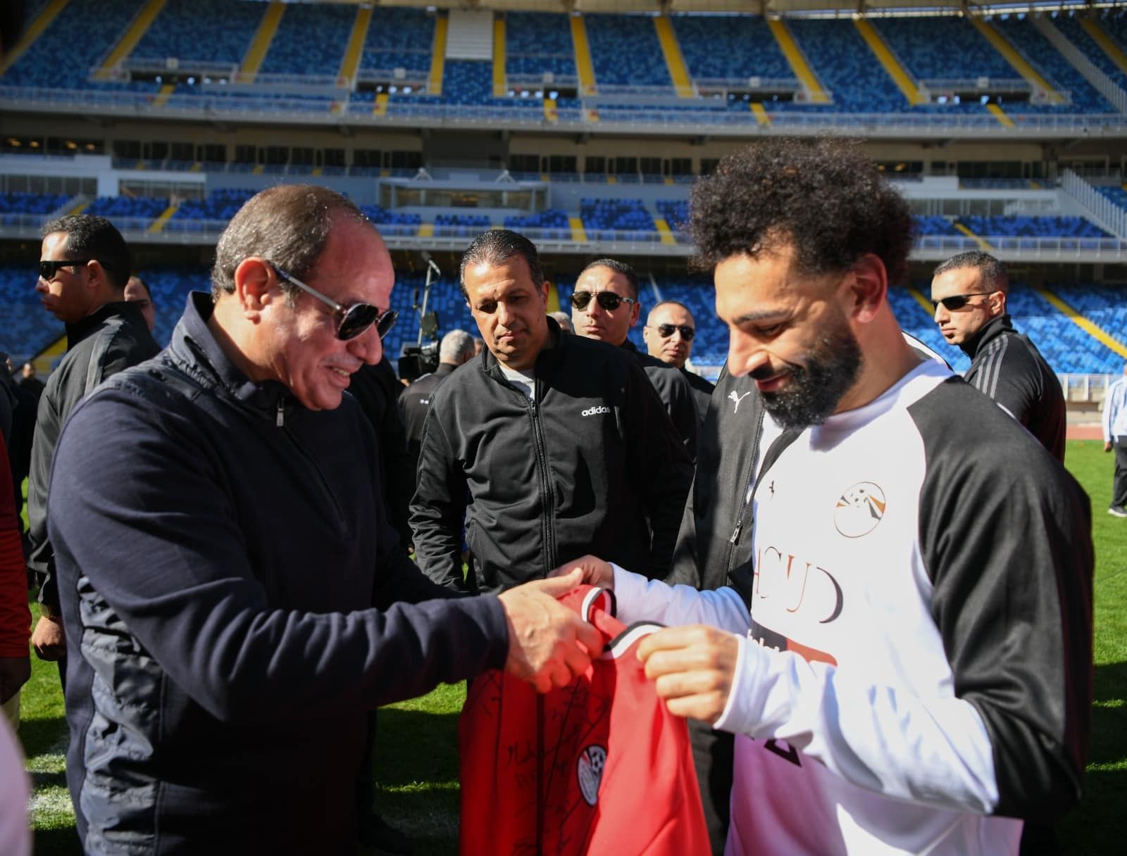 تفاصيل زيارة الرئيس السيسي لمعسكر منتخب مصر قبل أمم أفريقيا.. وهدية محمد صلاح