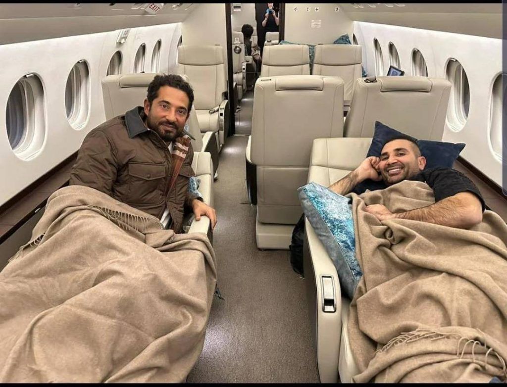 عمرو سعد وشقيقه أحمد بصورة في الطائرة تحدث ضجّة.. شاهد ما فعلاه