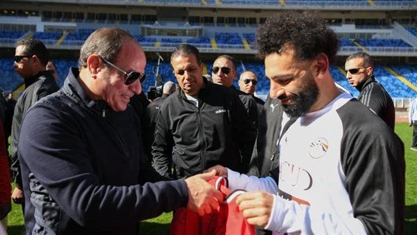 محمد صلاح يهدي الرئيس عبدالفتاح السيسي قميص المنتخب