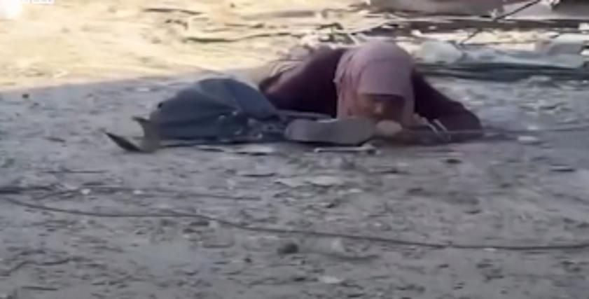 بطريقة غير متوقعة.. كيف حاول فلسطينيون إنقاذ سيدة من قناصة الاحتلال الإسرائيلي؟