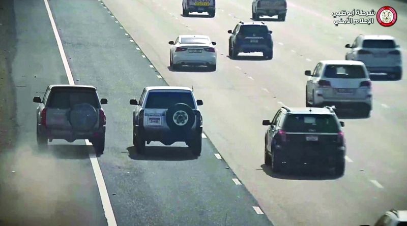 الامارات | «شرطة أبوظبي» تحذر من التجاوز عبر كتف الطريق