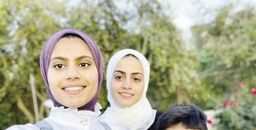 بعد استشهاد معظم أفراد الأسرة.. من هي خلود وائل الدحدوح الوحيدة الملازمة لوالدها في غزة؟