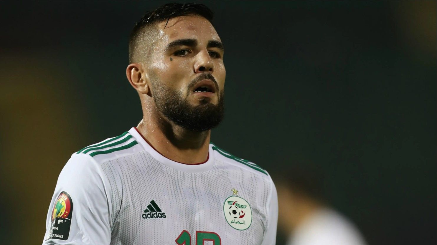 الامارات | نجم منتخب الجزائر يسقط مغشياً عليه.. ويدخل نوبة تشنج (فيديو)