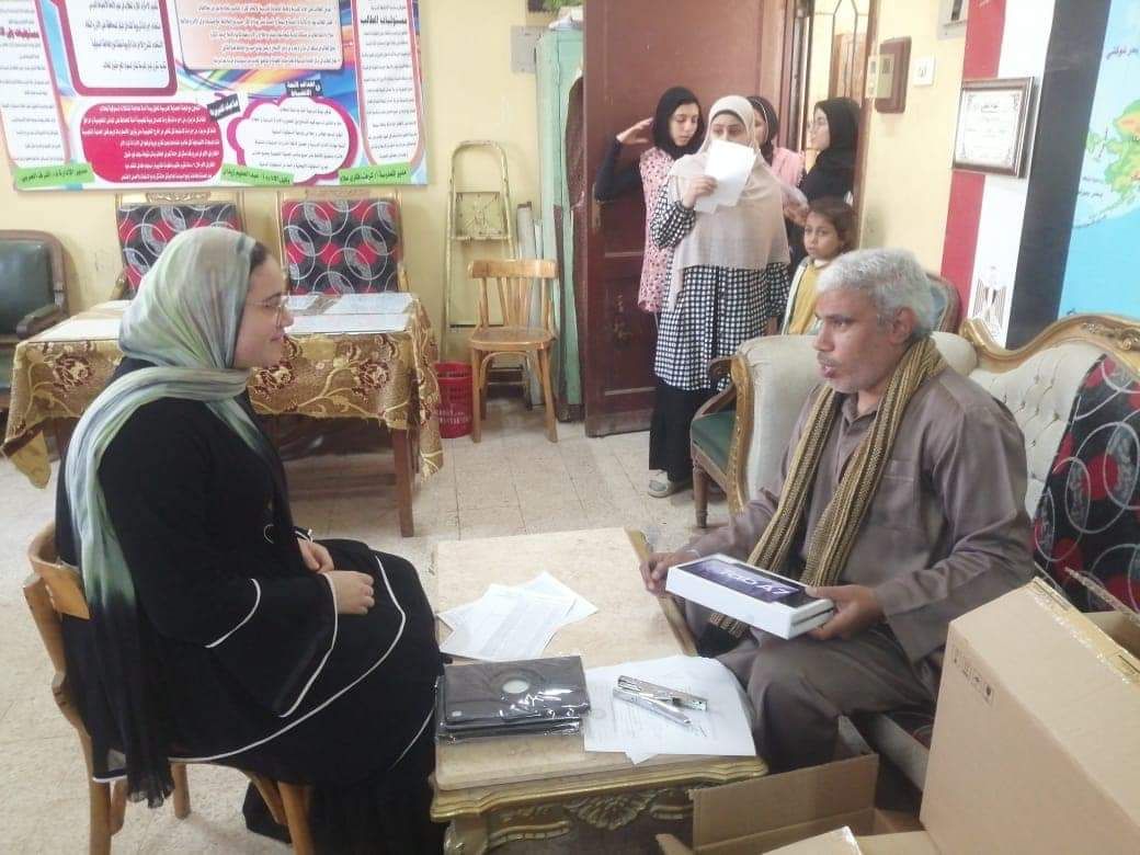 المدارس تواصل تسليم طلاب الصف الأول الثانوي العام أجهزة التابلت.. صور
